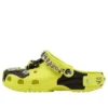 Crocs x MCM -camouflage-kuvioiset pistokkaat ”Neon Yellow”