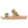 Klassiset Crocs-klogit camo-kuvioilla ”Tan Green”