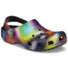Värikkäät Crocs Beach -unisex-sandaalit, moniväriset ja mustat