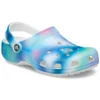 Värikkäät Crocs Beach -unisex-sandaalit, moniväriset ja valkoiset